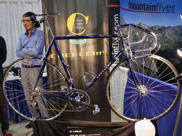 Displayed right next to Cherubim's Di2-equipped roadster was this stunning blue creation with a retro spec.