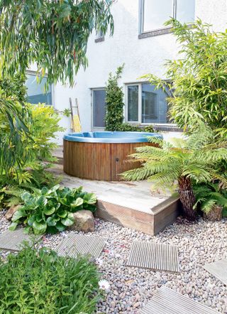 stepping stone ideas: small wooden steps in gravel