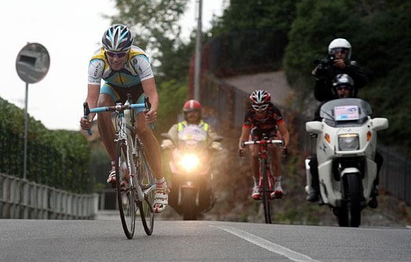 Chris Horner (Astana) and Daniel Moreno (Caisse d'Epargne) tried to catch Cunego.