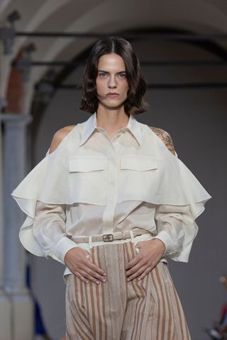 Model at Alberta Ferretti wearing liquid brunette hair, a key Spring/Summer 2025 fashion month beauty look