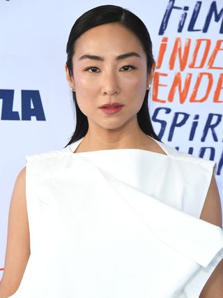 Greta Lee comparece ao Film Independent Spirit Awards de 2024.
