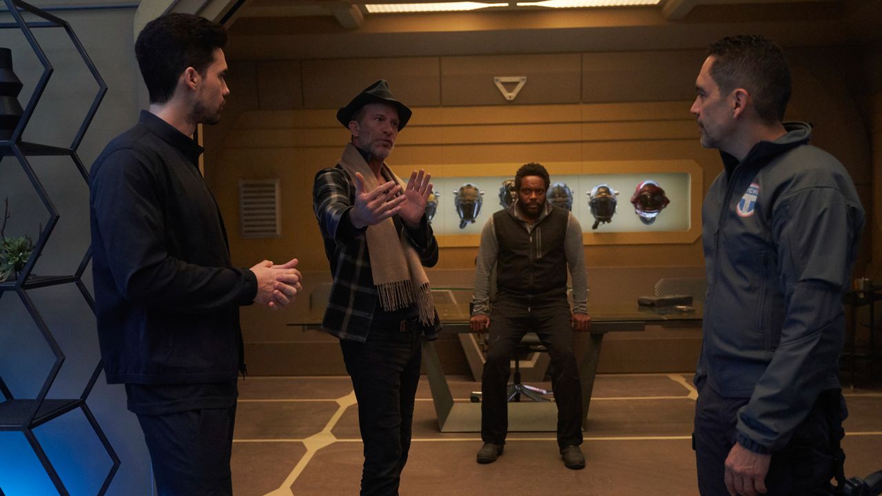 Director Thomas Jane holds court in an episode of Season 5 of "The Expanse."