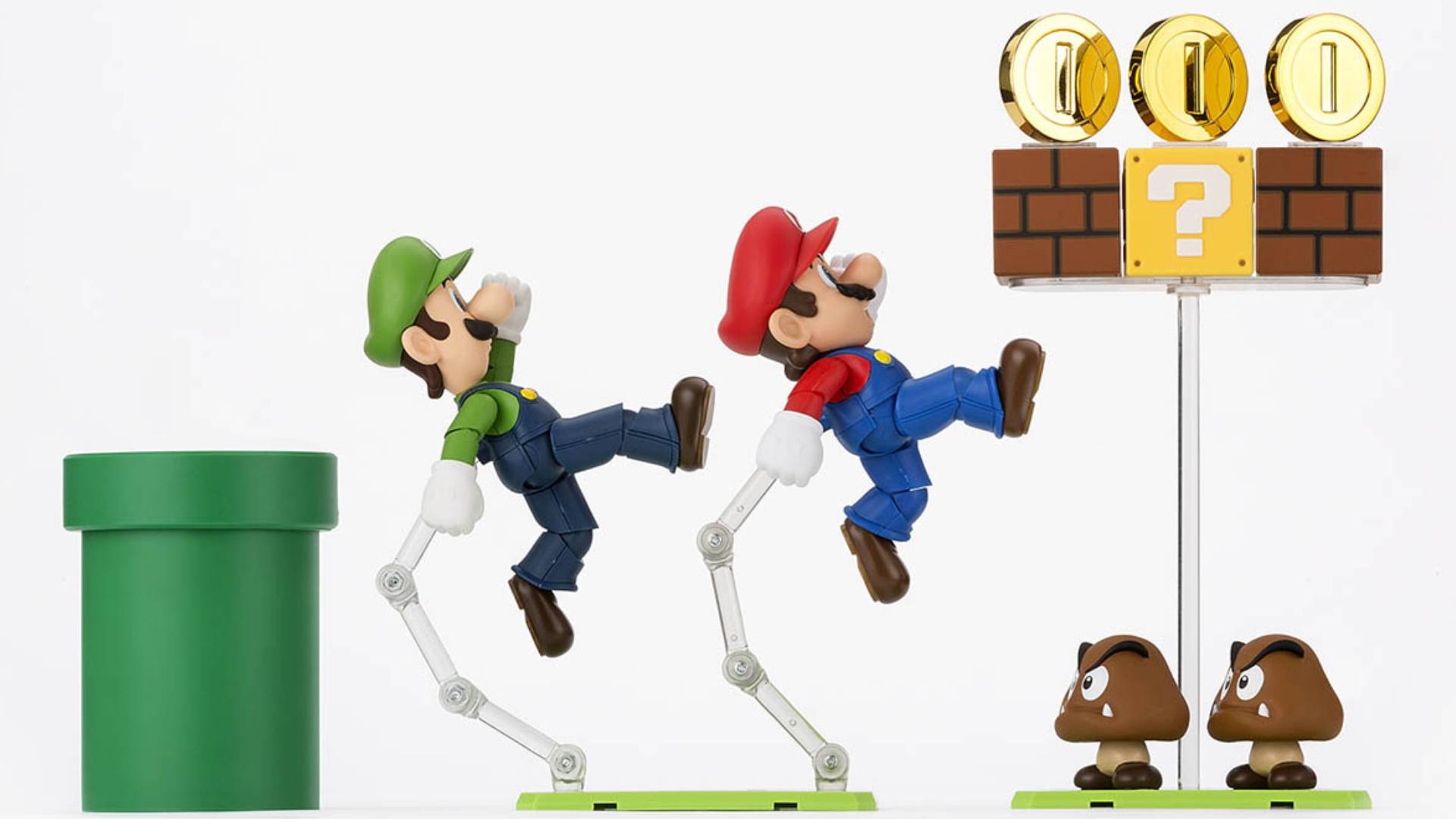 Official marketing image showing the Luigi and Mario SH Figuarts figures and their accessories together with a white background.