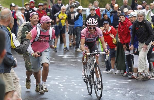 Alberto Contador (Saxo Bank-SunGard) tightens his grip on the maglia rosa.