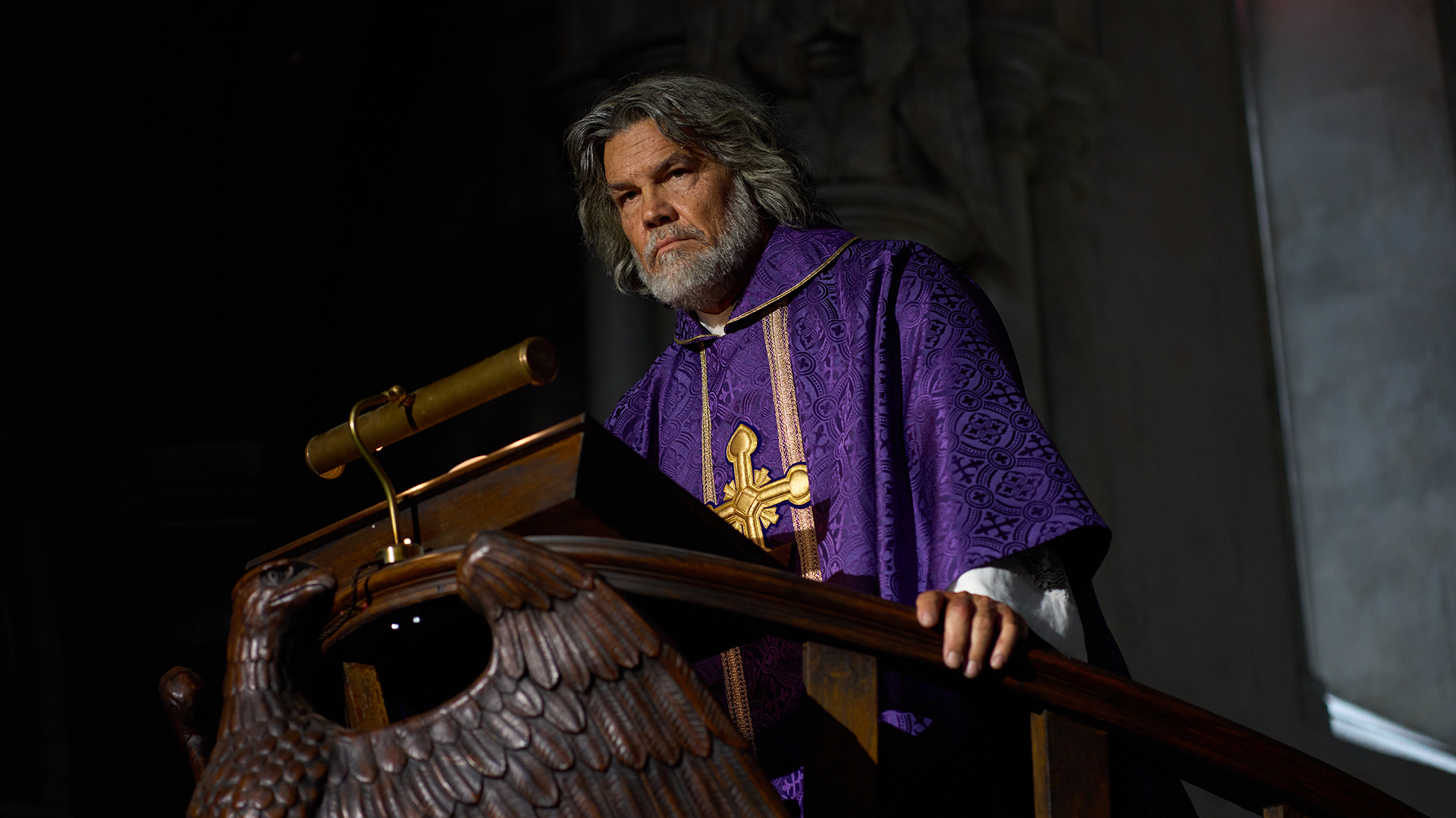 Josh Brolin&#039;s Jefferson Wicks standing at a lectern in Knives Out 3