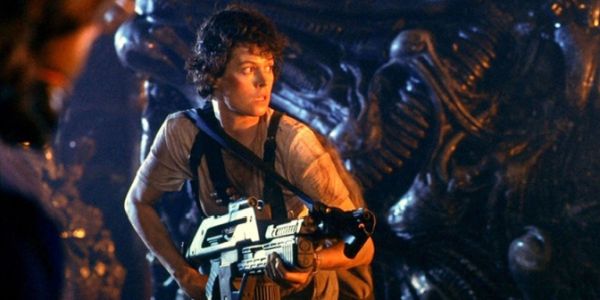 Sigourney Weaver with weapon in Aliens