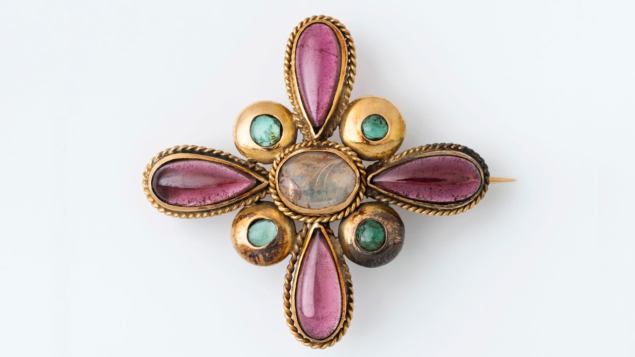 30_brooch.jpg