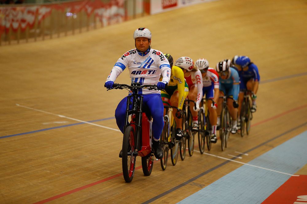 A denry paces the keirin riders