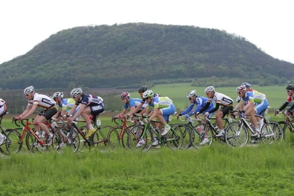 The peloton passes the Rip mountain.