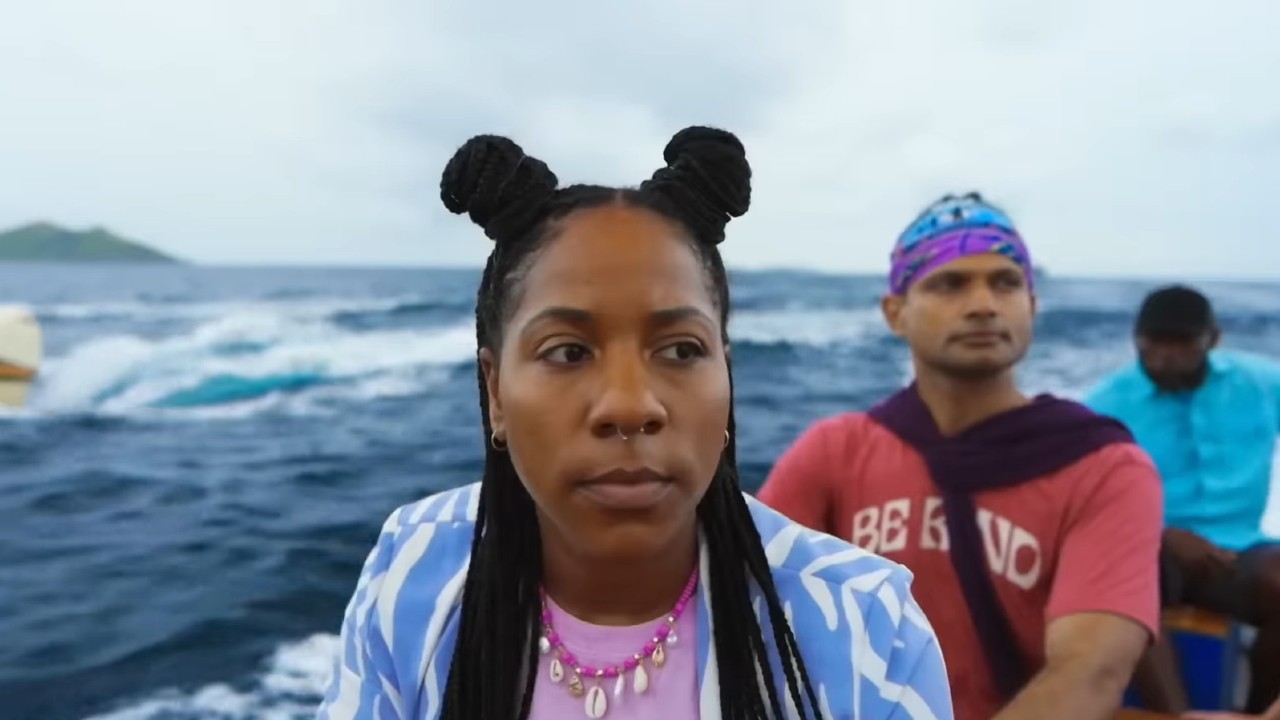 クインタヴィウスの前でボートに乗るティファニー・アービン 