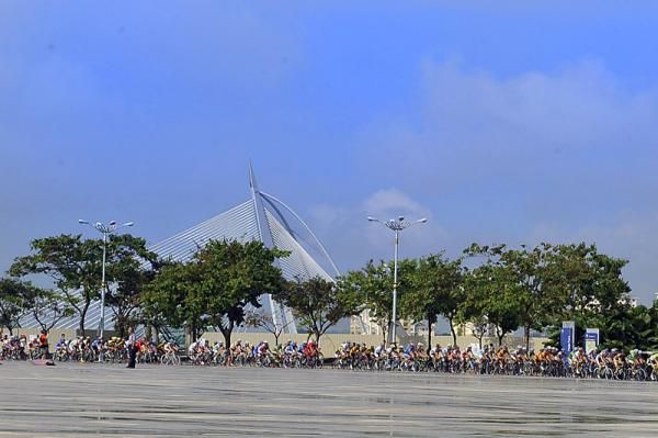 The peloton passes the Wawasan Bridge.