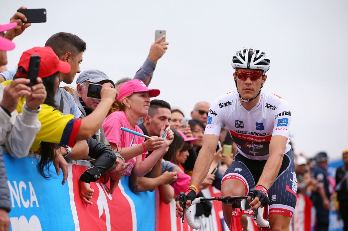 Jasper Stuyven (Trek-Segafredo) enjoying the atmosphere before stage 2