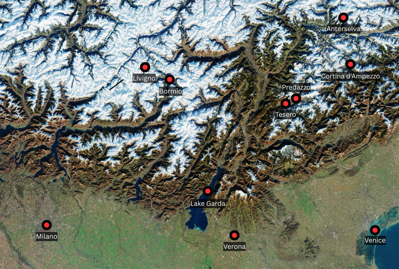 منظر مداري لشمال إيطاليا يُظهر منطقة جبلية في الشمال، تهيمن عليها خطوط تشبه العروق من قمم الجبال وتحدها تضاريس خضراء مسطحة من الجنوب. تم تحديد مواقع الأماكن الرئيسية لدورة الألعاب الأولمبية الشتوية لعام 2026.