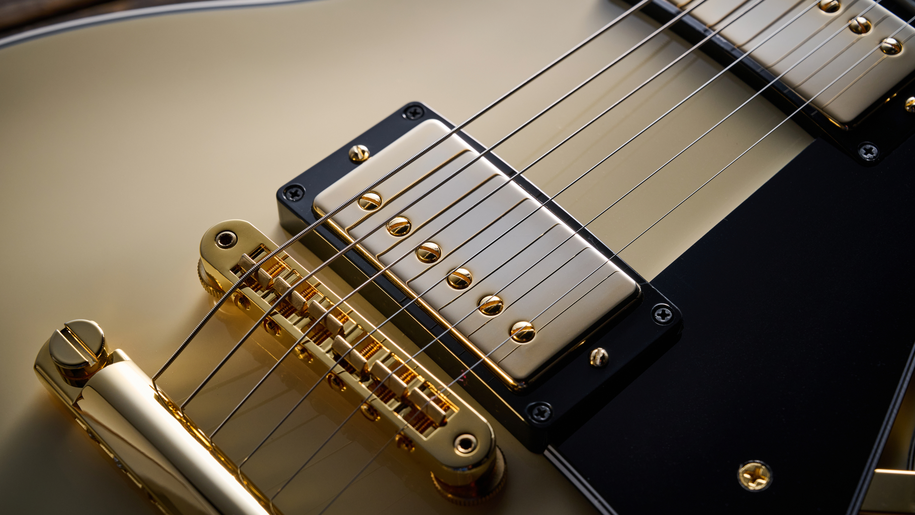 Gibson Les Paul Custom 70s in Buttercream (off-white) finish with gold hardware, block inlays and split-diamond headstock