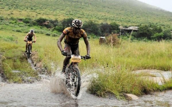 Adrien Niyonshuti crosses as mall stream.