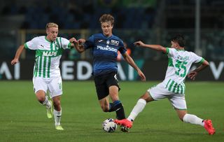 Giorgio Scalvini of Atalanta BC battles for possession with Davide Frattesi and Luca D'Andrea of US Sassuolo during the Serie A match between Atalanta BC and US Sassuolo at Gewiss Stadium on October 15, 2022 in Bergamo, Italy.