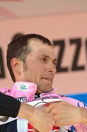 Ivan Basso (CSC) puts on the maglia rosa for another day