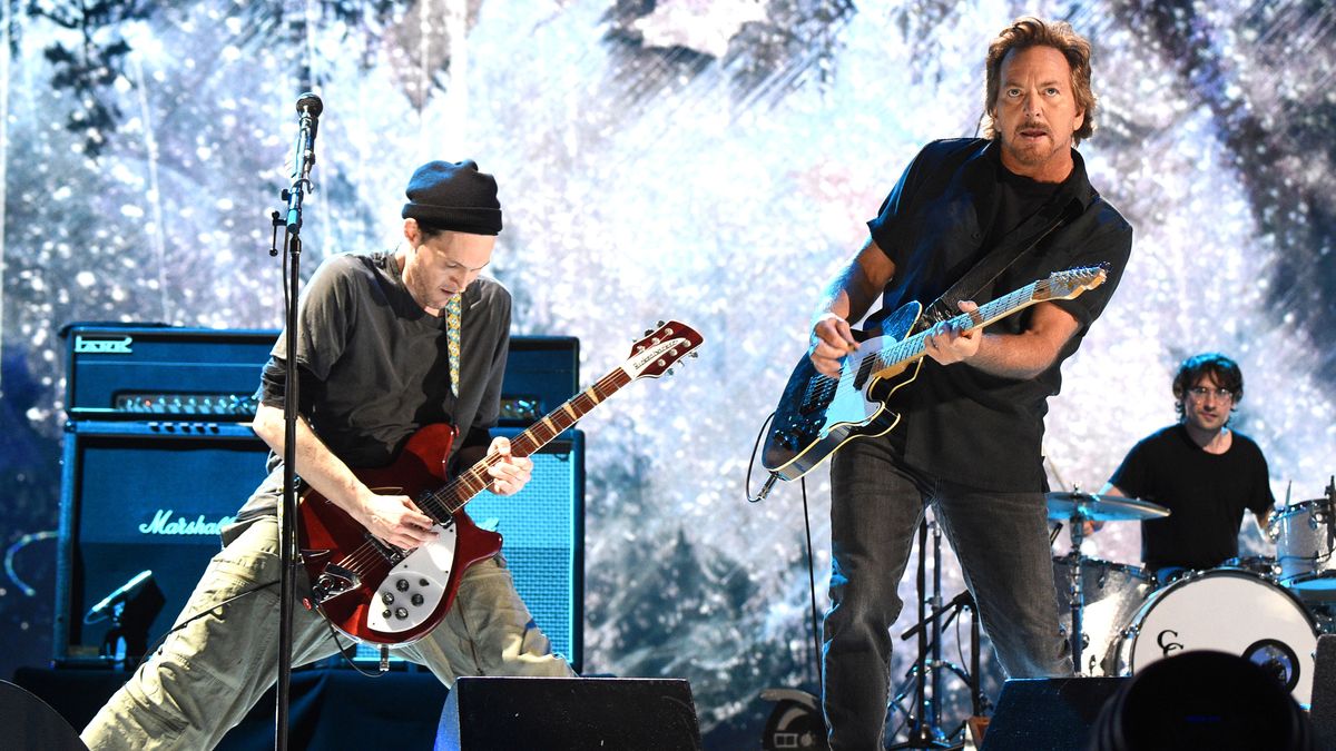 Eddie Vedder joined by Red Hot Chili Peppers members and Andrew Watt on