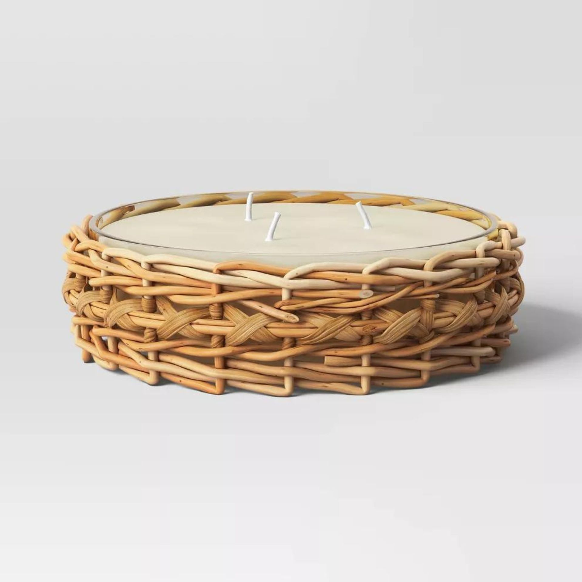 Lilin dengan dudukan anyaman