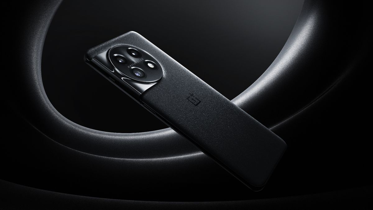 The OnePlus 11 in black