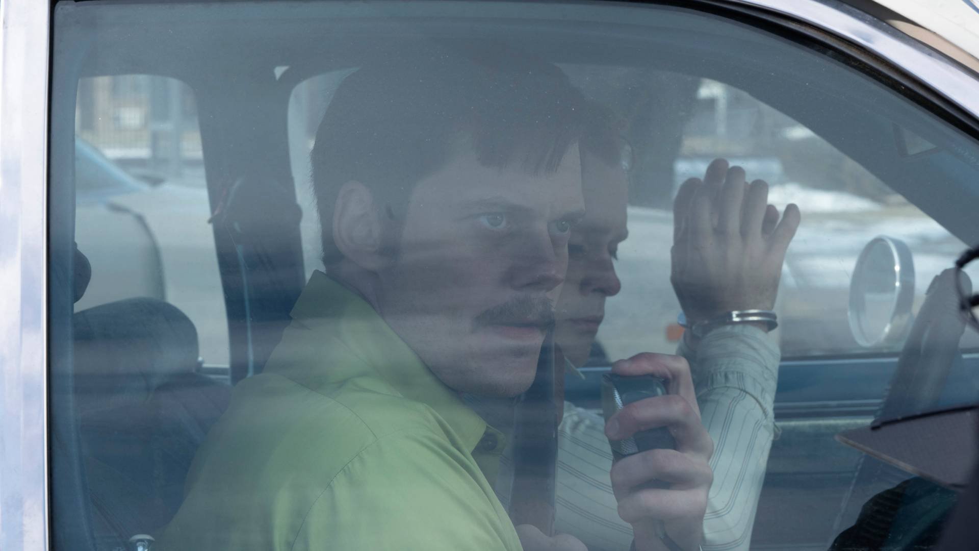 Bill Skarsg&amp;aring;rd as Tony Kiritsis and Dacre Montgomery as Richard Hall in Dead Man's Wire