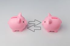 two piggy banks with two arrows in between them pointed in opposite directions