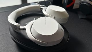 Beyerdynamic Aventho 300 in white