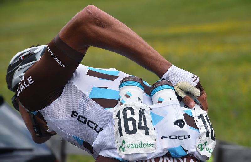 Damien Gaudin getting Ag2r-La Mondiale's bidons
