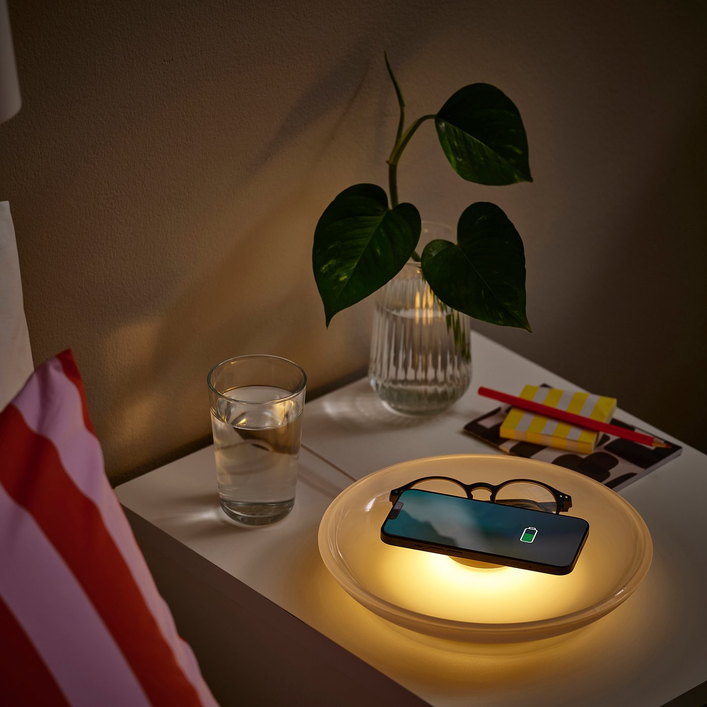 V&amp;Auml;stm&amp;Auml;rke Wireless Charger With Lighting