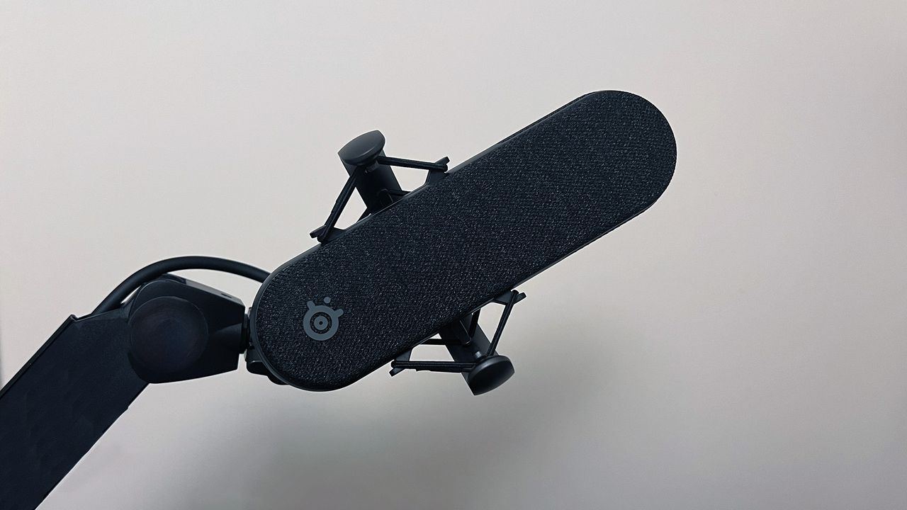 SteelSeries Alias Pro atached to an Elgato Wave mic arm