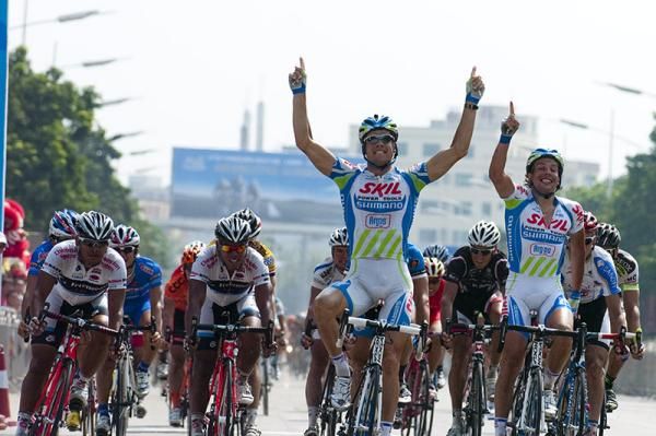 Tom Veelers (left) celebrates his stage win in the 2011 Tour of Hainan with Skil Shimano teammate and runner-up Kenny Van Hummel.