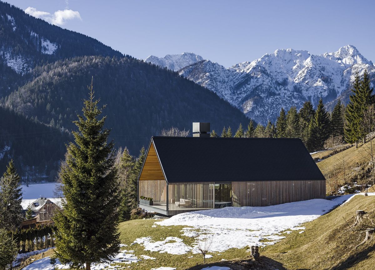 Cette version moderne d'un chalet alpin brise les règles de la tradition