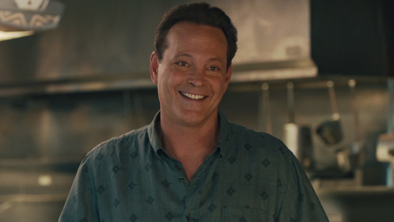 Joe Scaravella (Vince Vaughn) smiles in Nonnas