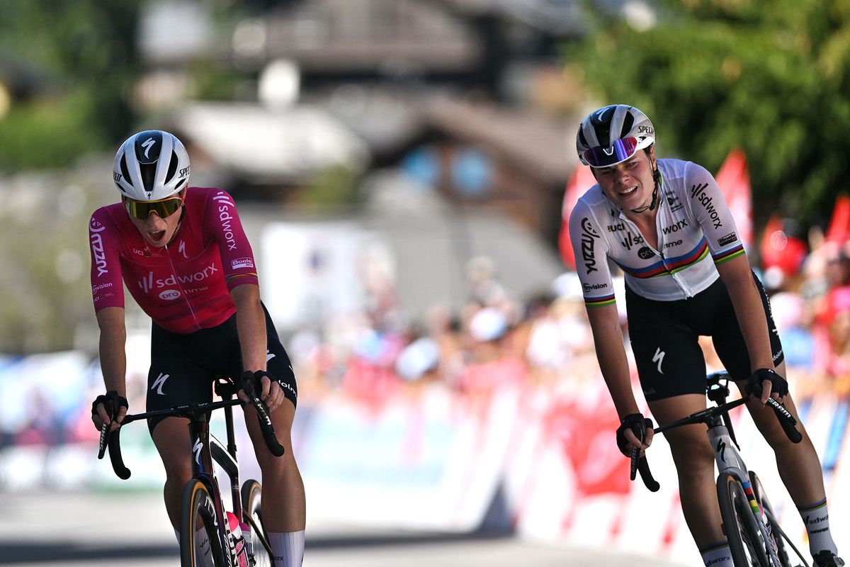 Vollering and Kopecky finish the stage exhausted after their photo finish sprint
