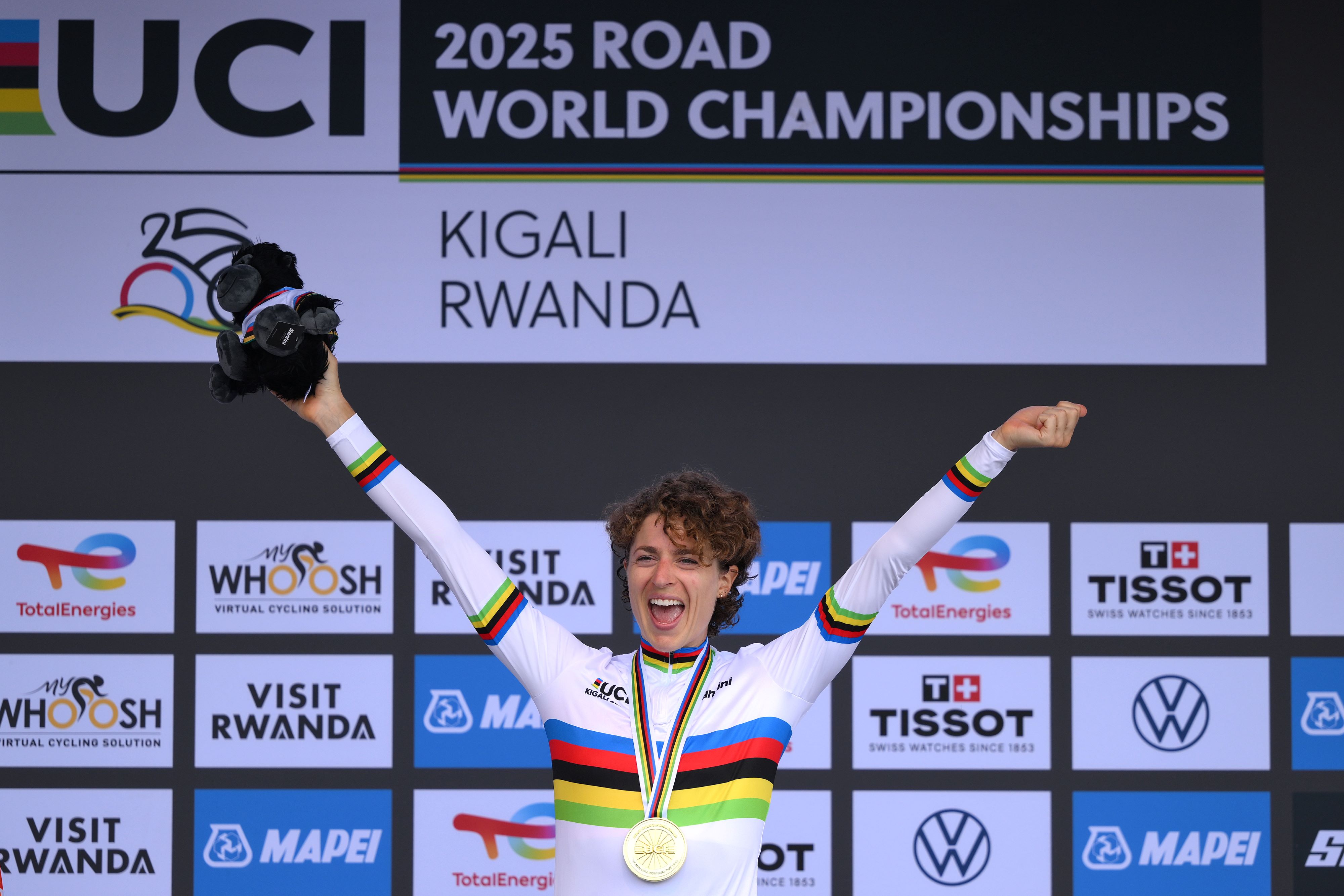 Marlen Reusser wins the UCI Road World Championships 2025 Elite Women ITT in Kigali, Rwanda.