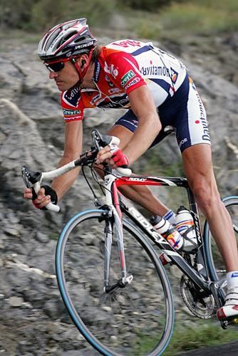 Mario Aerts (Davitamon-Lotto) descends hard off the Col de la Sentinelle.