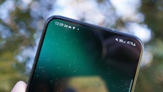 Samsung Galaxy S22 hul på forsiden