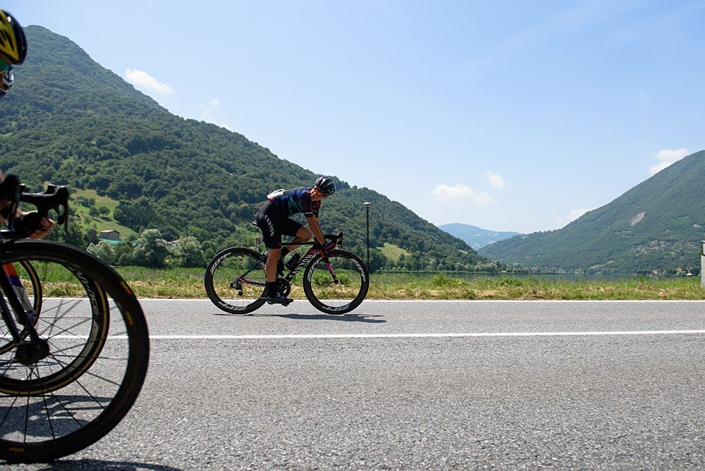 Barbara Guarischi (CANYON//SRAM Racing) tries to encourage the peloton to chase down Pooley at Giro Rosa 2016 - Stage 4