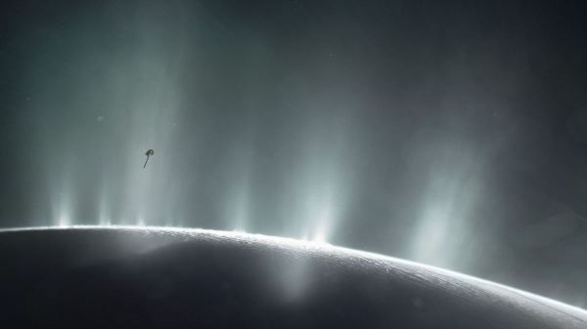 Teleskop Jamesa Webba wykrył gigantyczny gejzer na księżycu Saturna, wypluwający wodę na setki mil w przestrzeń kosmiczną.