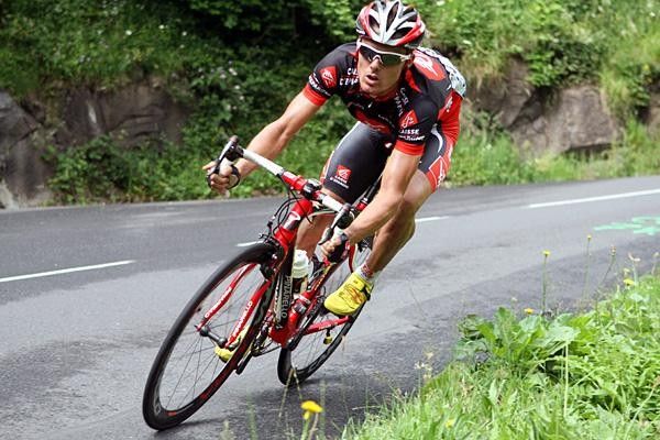 Luis Le&oacute;n S&aacute;nchez (Caisse d'Epargne) sweeps through a corner