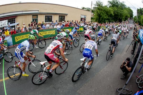 The men leave the start line.