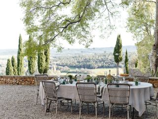 outdoor dining ideas with view and white tablecloth