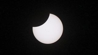 How to photograph the solar eclipse