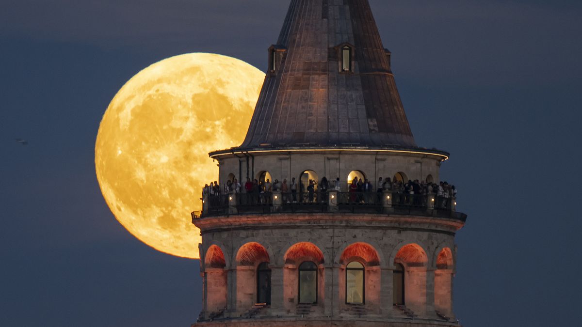 Harvest Moon Supermoon Lunar Eclipse Delights Skywatchers Worldwide (Photos)