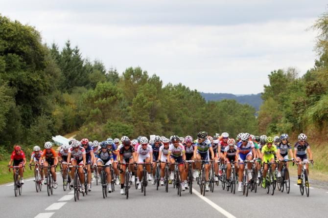 The bunch uses the width of the road