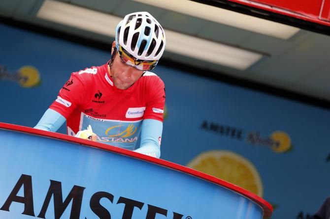 Vuelta leader Vincenzo Nibali (Astana) signs on for stage 15