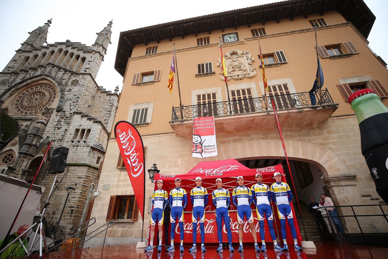 The Sport Vlaanderen-Baloise team introduced to the crowd at the start