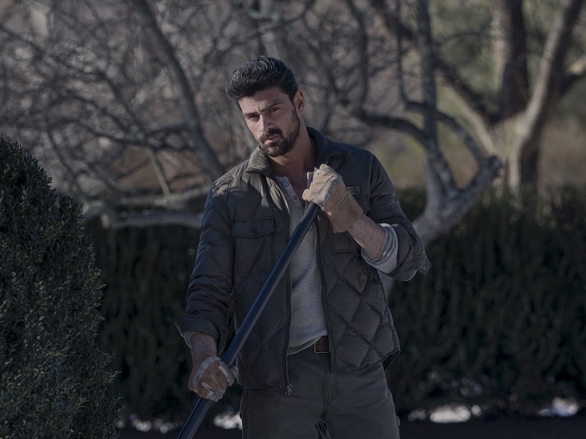 Michele Morrone in the yard in The Housemaid