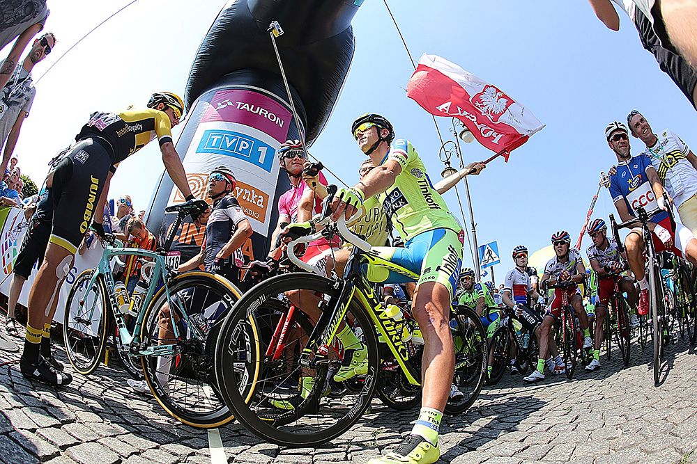 Riders line up for stage 5