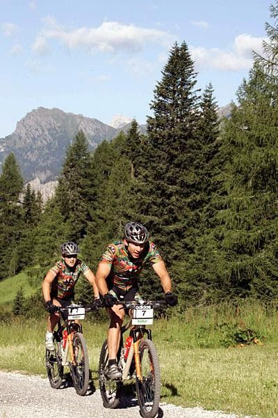 Andreas Hestler leads Alison Sydor